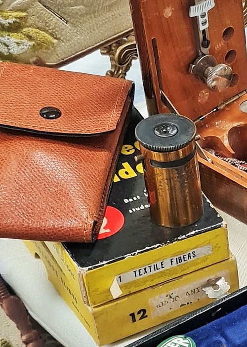 Microscopio portatile  da campo  vintage   in dota